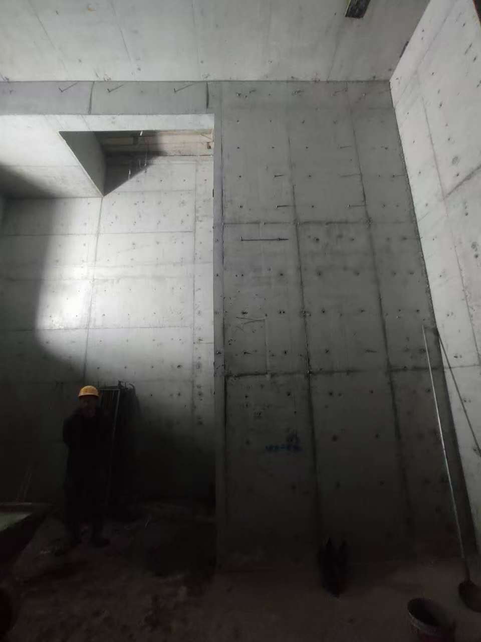 宝兴墙上开槽钢筋断了有影响吗